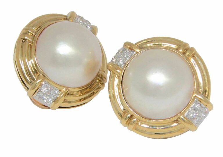 0.32 Carat Diamond 
Mabe Pearl 
18k Yellow Gold Earrings