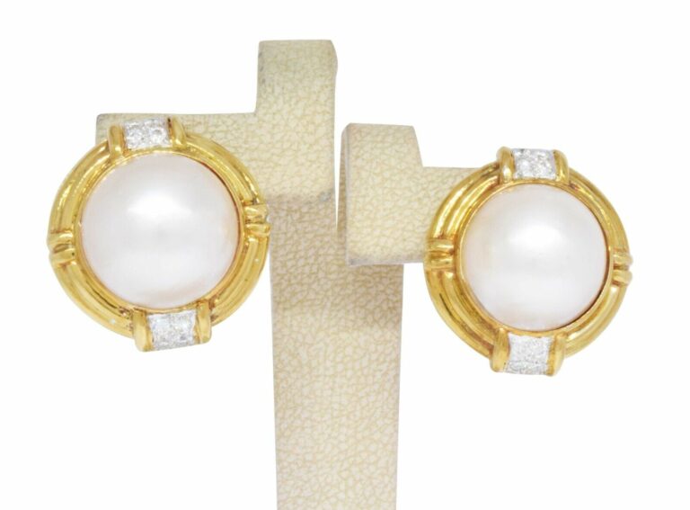 0.32 Carat Diamond 
Mabe Pearl 
18k Yellow Gold Earrings