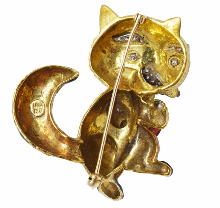 Brooch 18K Yellow Gold Diamond 
Enamel Racoon